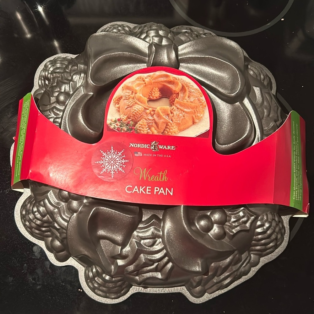 Nordic Ware Heavy Cast Aluminum Holiday Wreath Bundt Pan 10 Cups